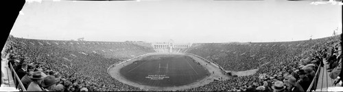 Football game, University of California (Berkeley) and University of Southern California, Los Angeles Coliseum, Los Angeles. November 10, 1923