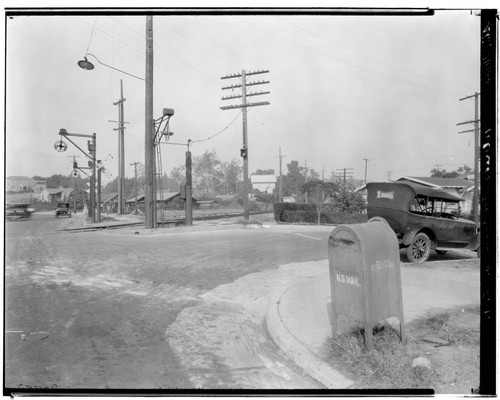 Railroad crossing at Grevalia in South Pasadena. 1925