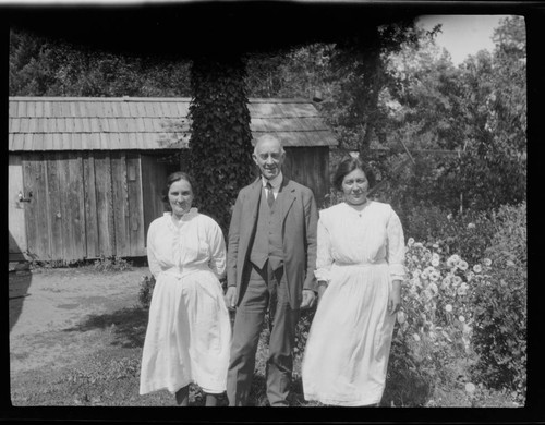 Daughters of Elizabeth Hickox and Mr. Carroll S. Hartman, center