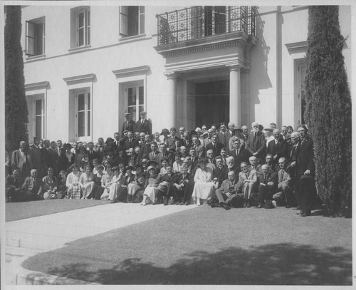 Group photograph of the attendees of the American Astronomical Society meeting, Pasadena