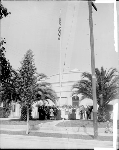 Group photograph of Mount Wilson Observatory staff, taken in front of Mount Wilson Observatory's Pasadena office building