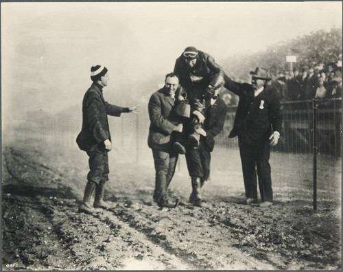 Hoxey after world record flight, Dominguez Field