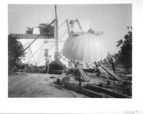 Installation of the dome on the Hale Solar Laboratory, Pasadena