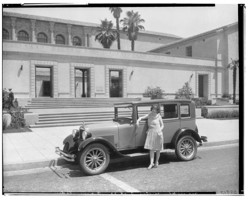 Essex Sedan in front of Pasadena Public Library, 285 East Walnut, Pasadena. 1927