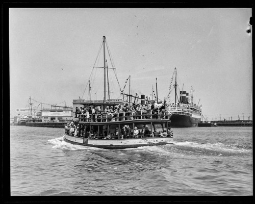 Catalina Island tour boat returning to Los Angeles Harbor, San Pedro Bay