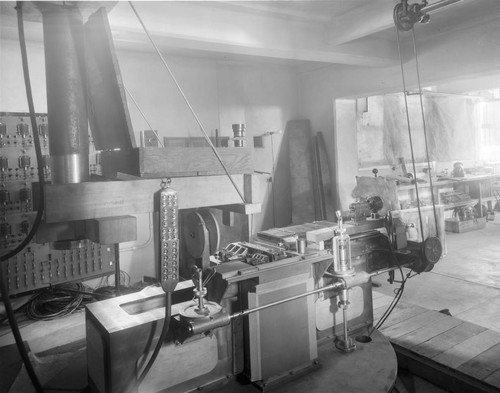 The top portion of the spectrograph inside the Hale Observatories laboratory, Pasadena