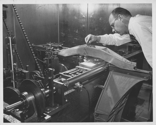 Bob Wiley of Bausch & Lomb, at M.I.T., working the ruling engine fitted with Babcock monorail