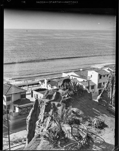 Cliffs and homes of Santa Monica below Palisades Park