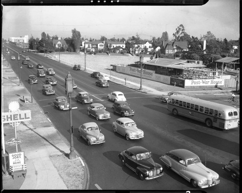 The Fritz Burns “Post-War House” and traffic, Wilshire and Highland, Los Angeles. 1945