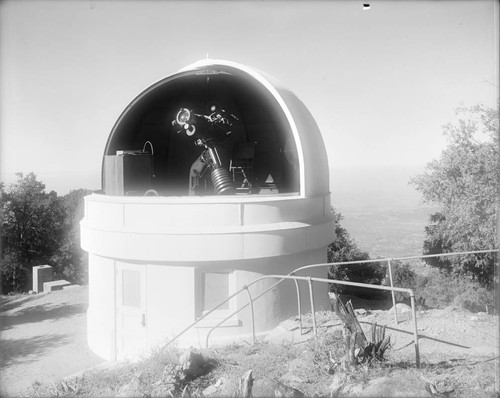 10-inch telescope within its dome, Mount Wilson Observatory