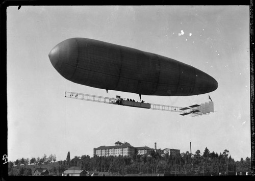 Dirigible in flight, Pasadena. October 6, 1913