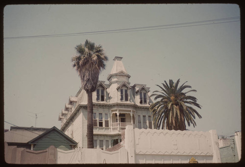 Old Temple Street Victorian home near the freeway