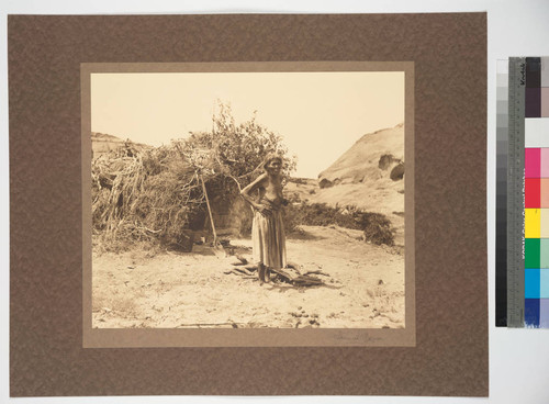 Old Navajo Blanket Weaver showing summer shelter and blanket loom, Chinle desert, Northeast Arizona