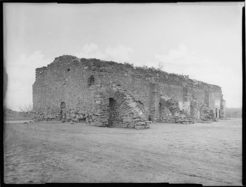 San José y San Miguel de Aguayo. Granary, alternate view