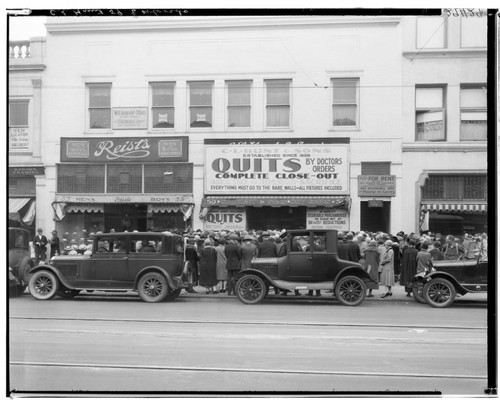 Crowd at C.L. Hunt Dry Goods close out sale, 59 East Colorado, Pasadena. 1927