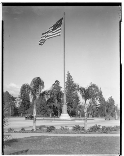 Flag pole at Colorado and Orange Grove, Pasadena. 1927