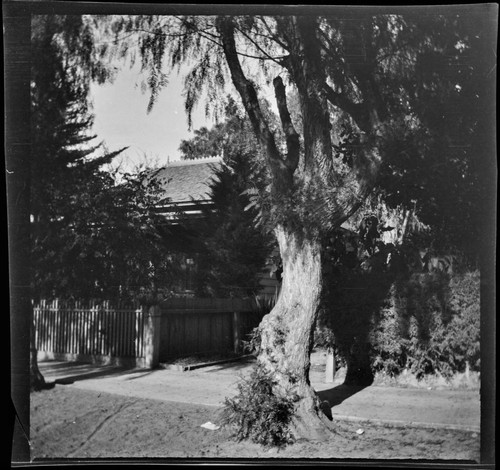 Unidentified house on city street