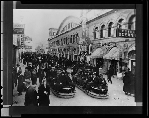 Electric tram on Promenade, Venice