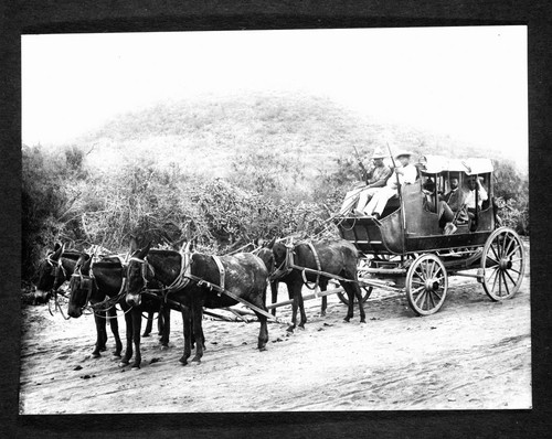 Stage to Rio Yaquí, Mexico with guards and three leaders