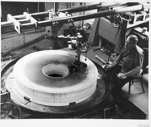 Floyd Day polishing the Palomar 60-inch quartz disk at Hale Observatories' Pasadena machine shop