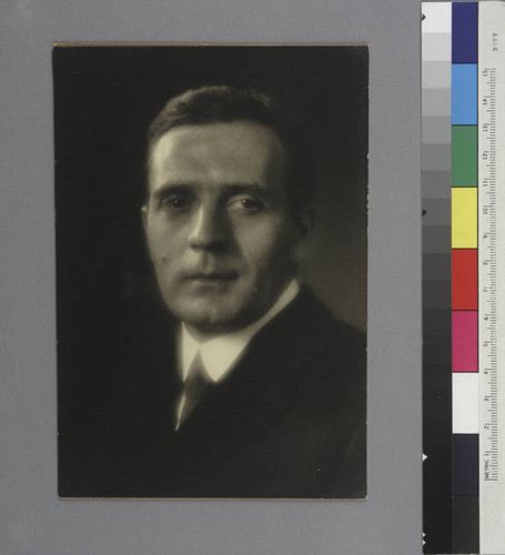 Passport photograph of Edwin Powell Hubble