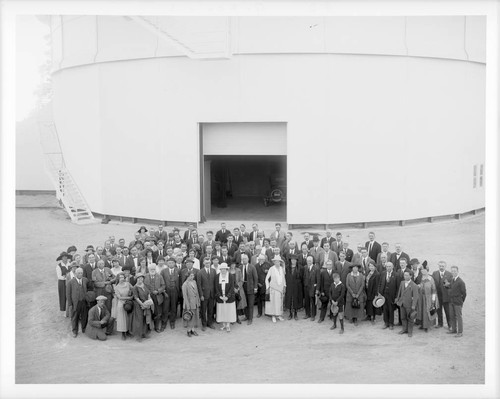 Group photograph of the attendees of the American Astronomical Society meeting, Mount Wilson Observatory