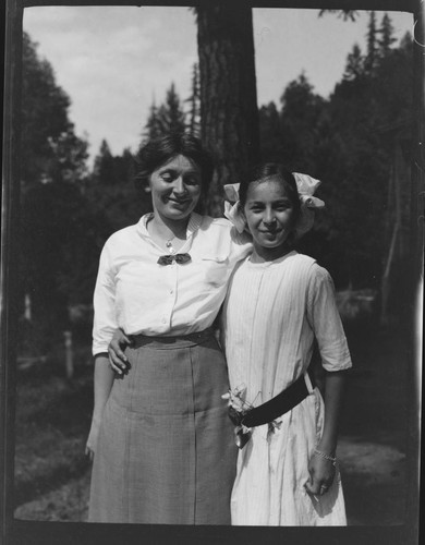 Elsie Evelyn Starritt and Grace Nicholson, Orleans, California