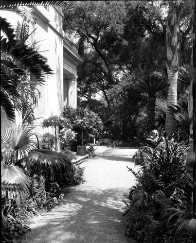 Porte cochère and path to entrance of Huntington residence, circa 1922