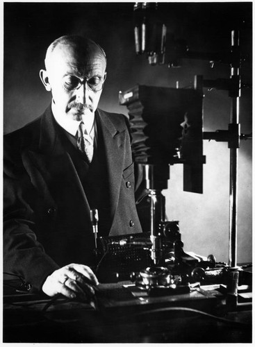 Dr. L. Bendikson with camera for microphotography