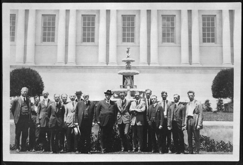 Henry E. Huntington and library staff in front of the library building, 1922