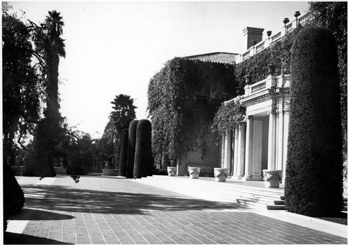 South façade and terrace of the Huntington residence, circa 1938