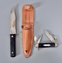 Hunting knife with pocket knife