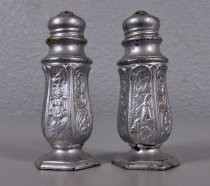 Pedestal salt & pepper shakers