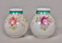 Flowery salt & pepper shakers