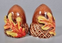 Acorns salt & pepper shakers