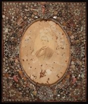 Picture frame decorated with seashells