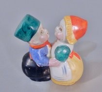 Hugging couple salt & pepper shakers