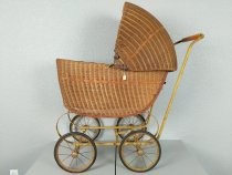 Wicker baby carriage