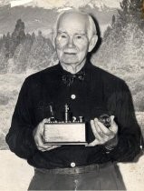 Lee de Forest holding the DeForest "Responder" used at St. Louis World's Fair