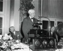 Lee de Forest speaking at an awards ceremony