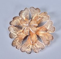 Brooch with pearl center