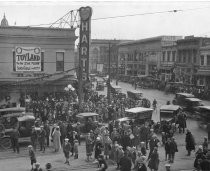 Holiday shoppers, Hart's Department Store, 1924