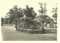 Evergreen School parade float, La Fiestas de las Rosas