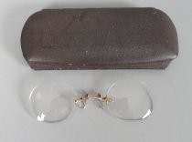 Frameless pince-nez