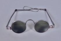 Sunglasses with green lenses