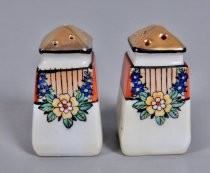 Flower wreaths salt & pepper shakers