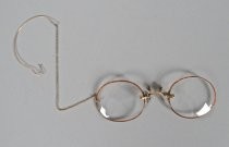 Pince-Nez with ear loop