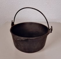 Cast iron pot