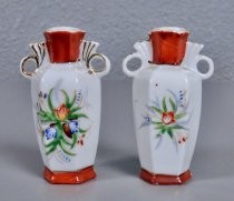 Flowery vases salt & pepper shakers