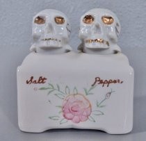 Nodder skulls salt & pepper shakers